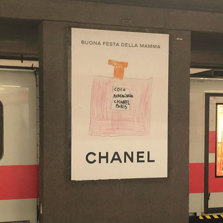 Chanel campagna per la festa della mamma 2019 manifesto in una stazione metropolitana Testimonial d’eccellenza per la Festa della mamma. Campagna Chanel a misura di bambino