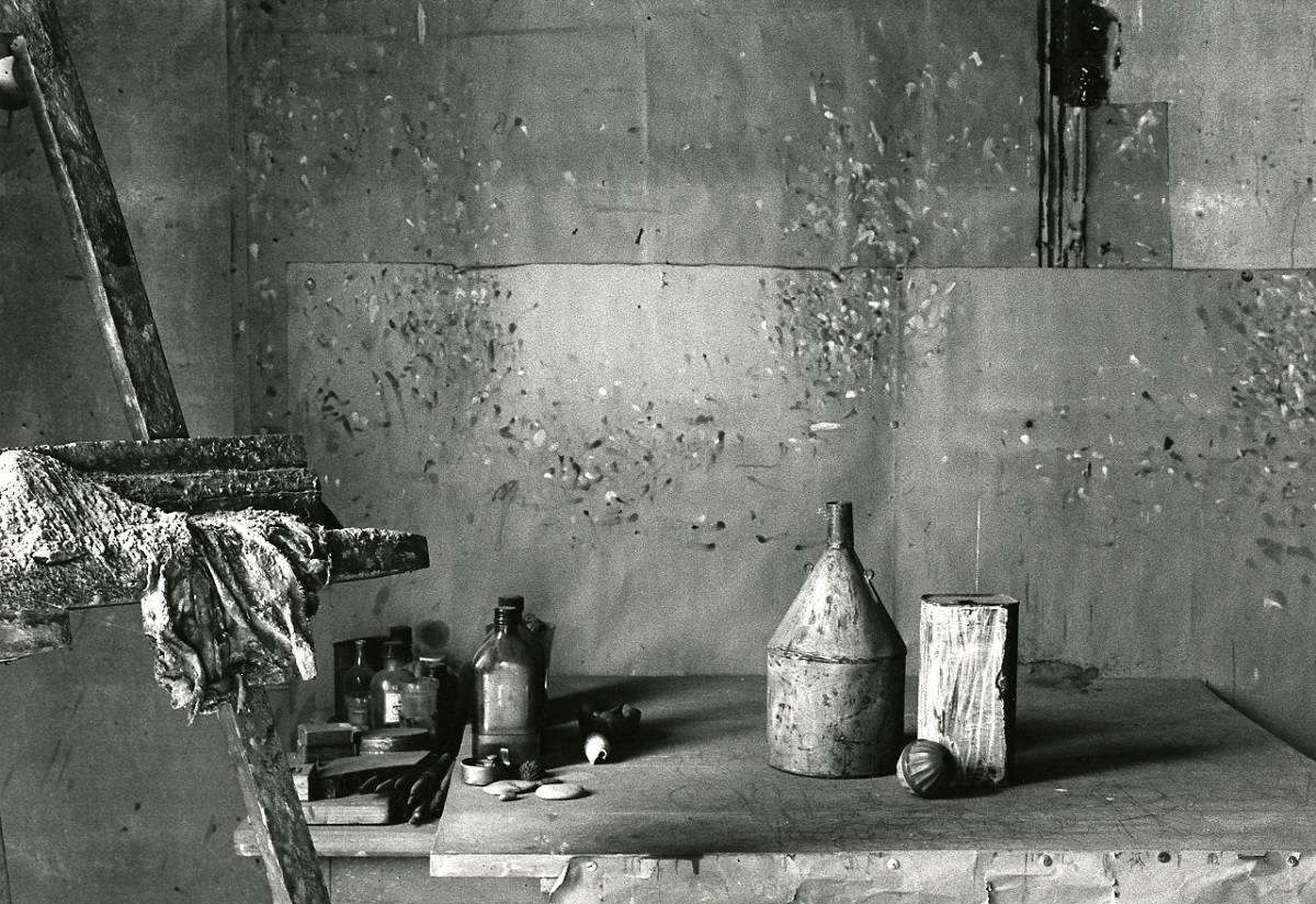 Lo studio bolognese fotografato da Paolo Monti nel 1981. Fondo Paolo Monti, BEIC