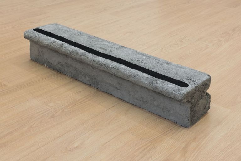 Valerio Nicolai, Ritratto di gradino, 2017, cemento, schiuma, sabbia, 135x40x50 cm