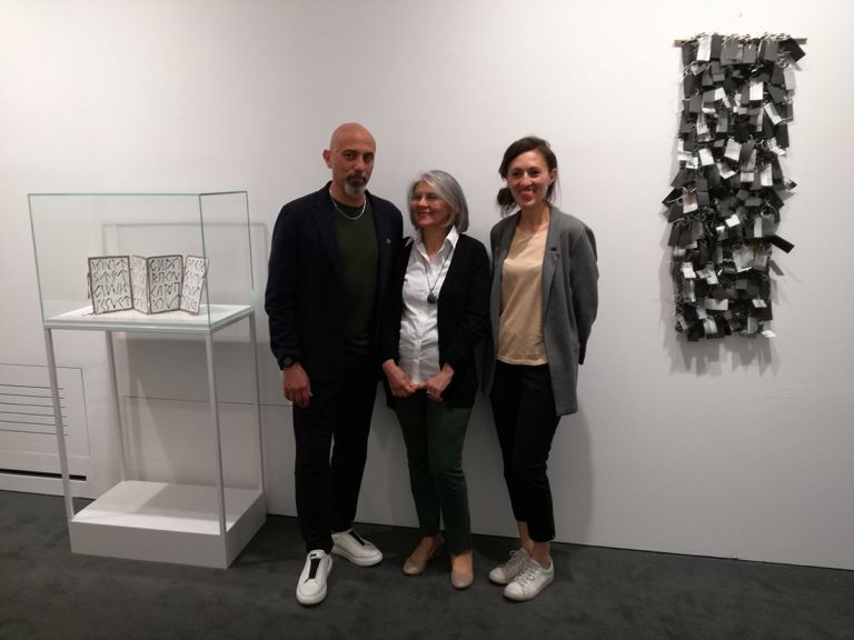 Da sx: Sergio Risaliti direttore artistico del Museo Novecento, Sonia Puccetti presidente dell'archivio Luciano Caruso, Alessandra Acocella curatrice della mostra Campo Aperto. Luciano Caruso - Courtesy Museo Novecento Firenze