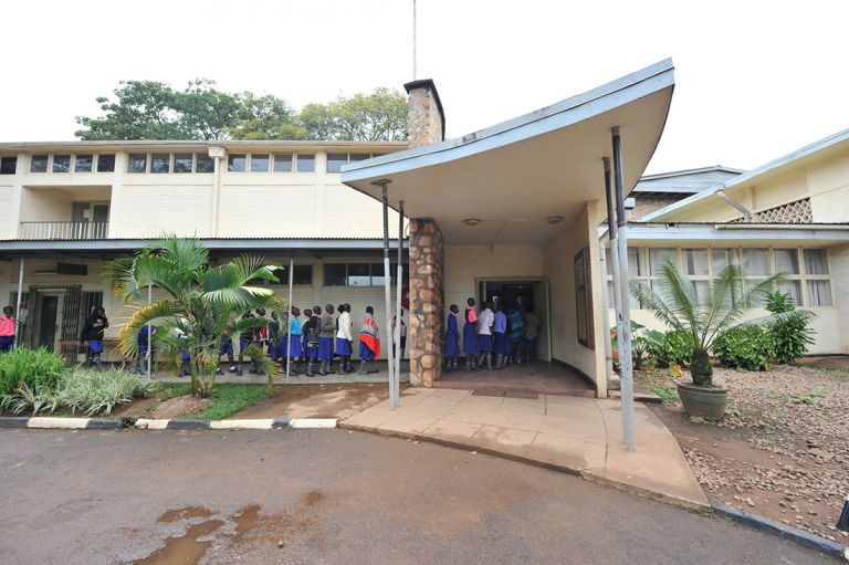 Front view with the original angular entry canopy supported on slender bent tubing at the entrance of the museum building. Copyright Notice: Photo: Eppich, 2018 – Courtesy The J. Paul Getty Trust