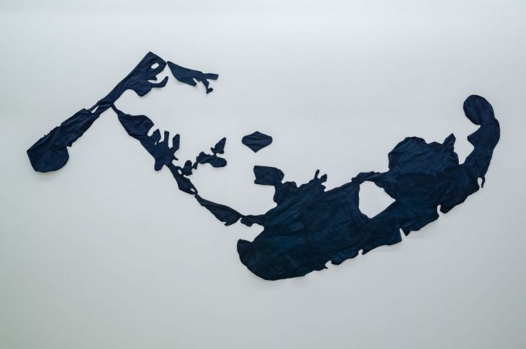 Eva Marisaldi, Deep Blue, 2019, tessuto, argento, 310 x 180 cm