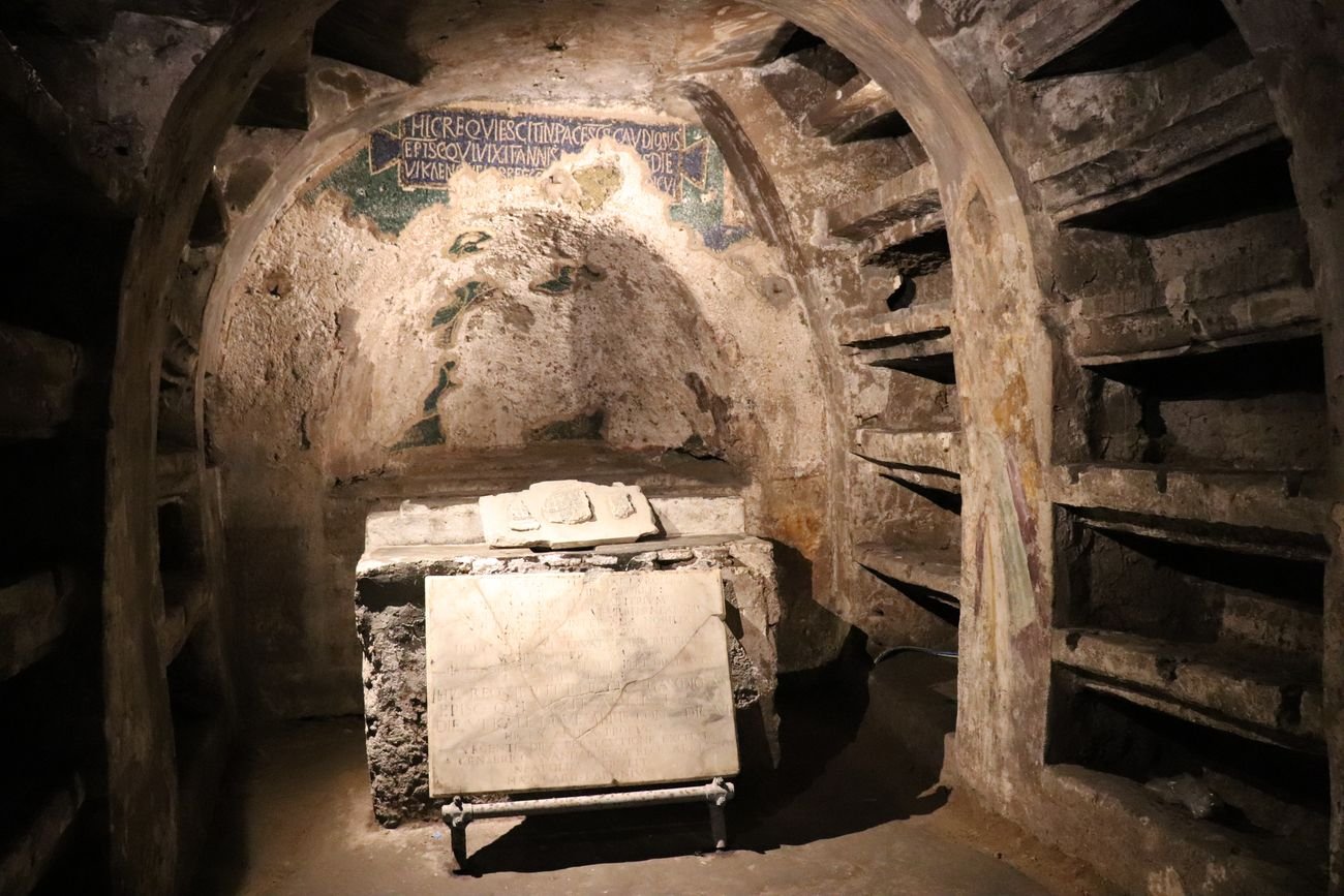 Catacombe di San Gaudioso, Napoli. Photo Fabien Bièvre Perrin via Wikipedia