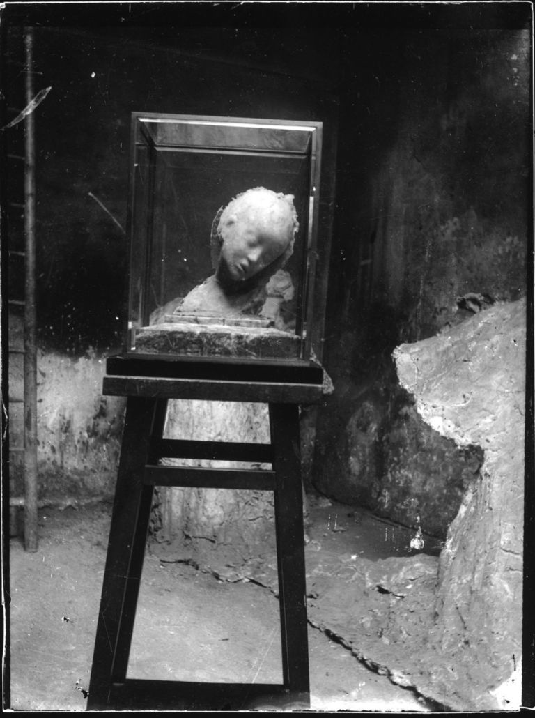 L’Enfant malade di Medardo Rosso nell’atelier in bouleverd des Batignolles, 1898 ca. Courtesy Archivio Rosso