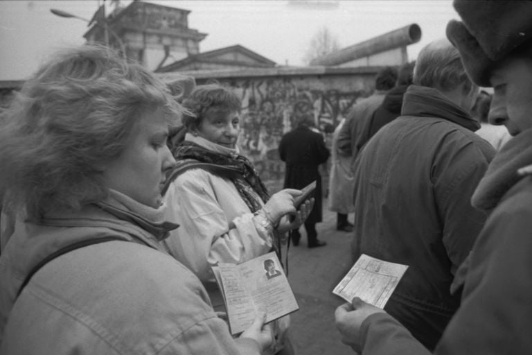 Luciano Ferrara serie Caduta Muro Berlino 1989 stampa fot. sali d'argento