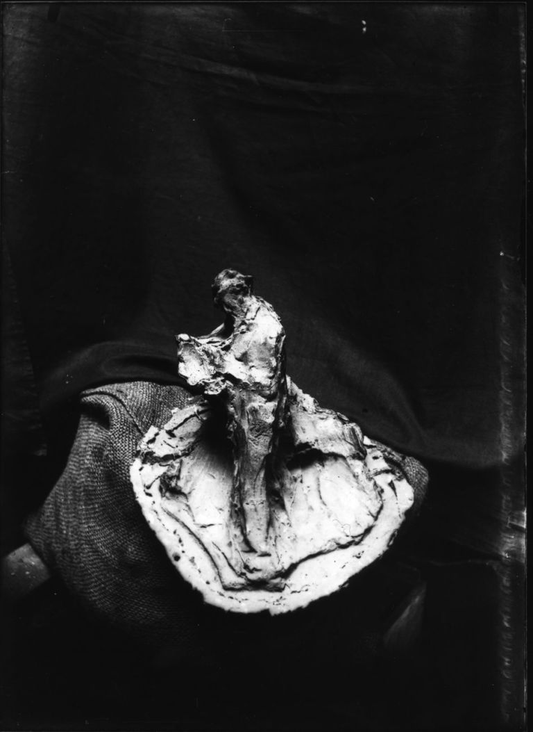 Medardo Rosso, Uomo che legge, ante 1910. Courtesy Archivio Rosso