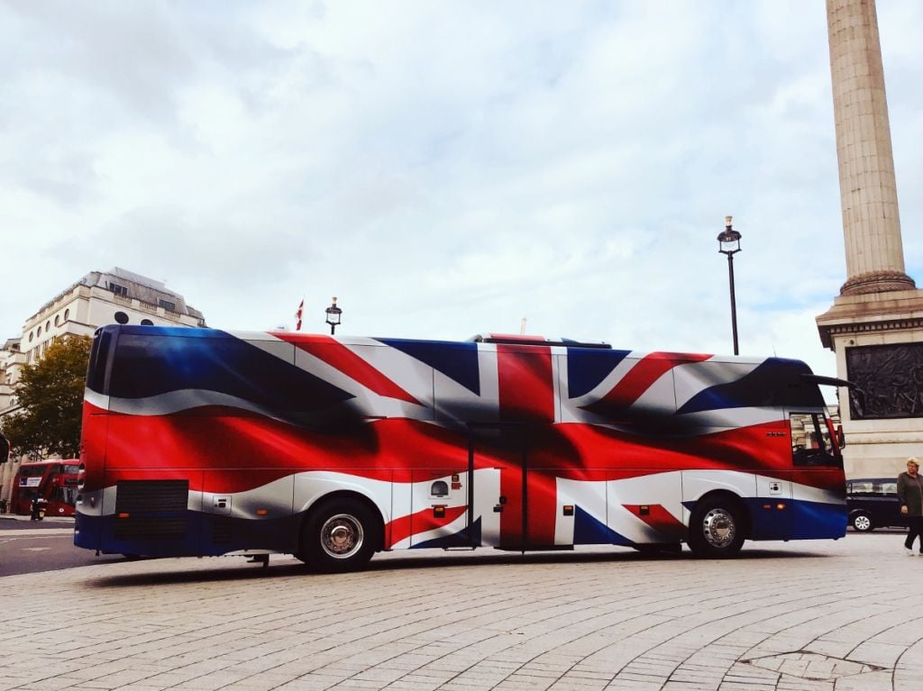 50 anni di The Italian Job. A Torino un bus sospeso a 22 m d’altezza ricorda il celebre film