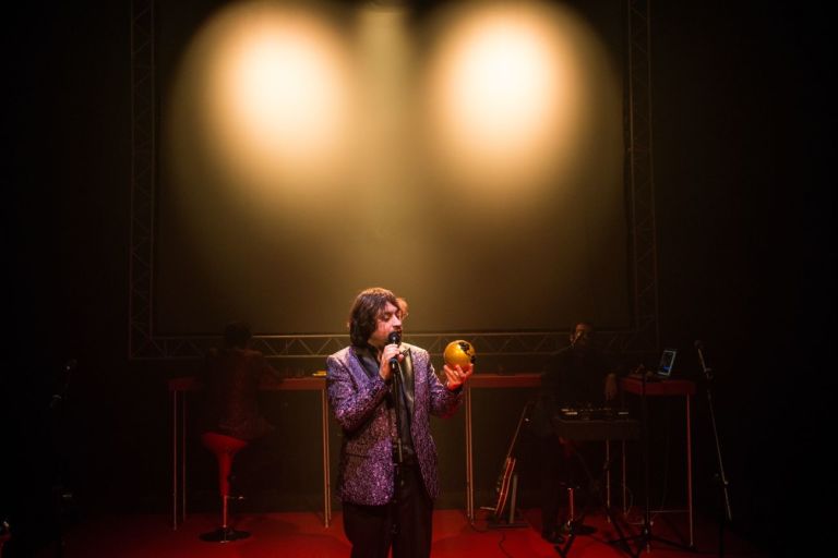 Lorenzo Urciullo aka Colapesce, Riccardo Goretti e Stefano Cenci, Stanno tutti male ‒ uno studio collettivo sull’infelicità individuale. Triennale Milano Teatro. Photo Ivan D'Alì