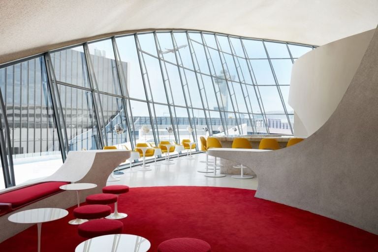 Visitors to The Sunken Lounge and the Paris Café by Jean Georges can watch planes take off as they sip cocktails. Photo credits TWA Hotel – David Mitchell
