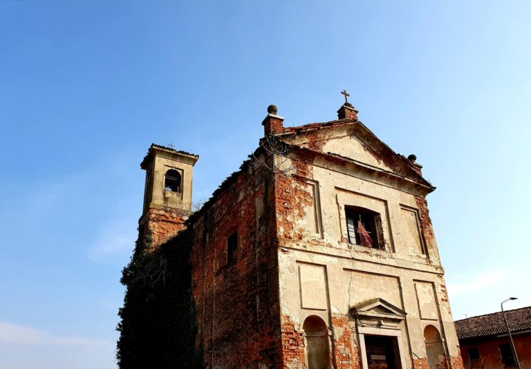 La chiesa di San Carlo di Macconago pericolante oh. Massimiliano Tonelli