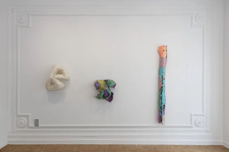 Lynda Benglis. Spettri. Installation view at Thomas Dane Gallery, Napoli 2019 © Lynda Benglis. Courtesy the artist, Thomas Dane Gallery and Pace Gallery. Photo Amedeo Benestante