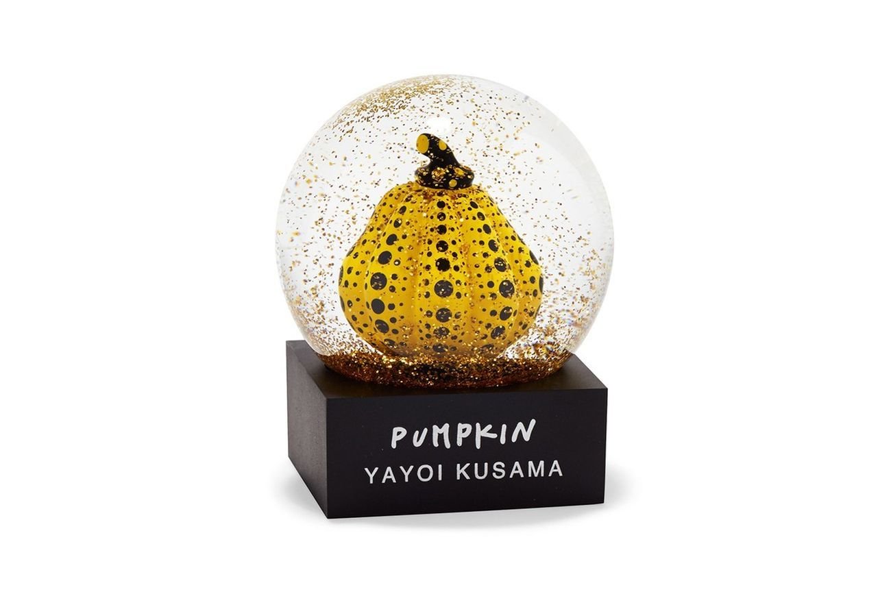 Una delle boule de neige di Yayoi Kusama
