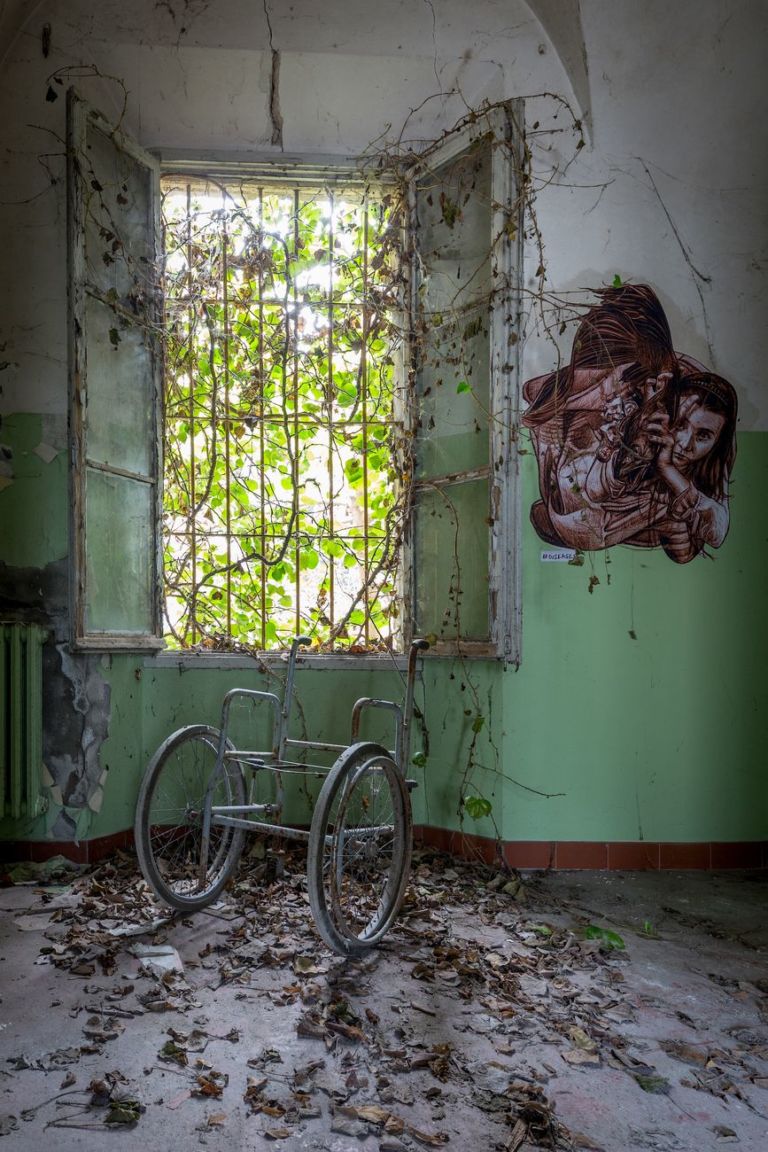 Vera Bugatti, Le celle sono il luogo più doloroso, luogo abbandonato 2019. Photo Matteo Mazzoli