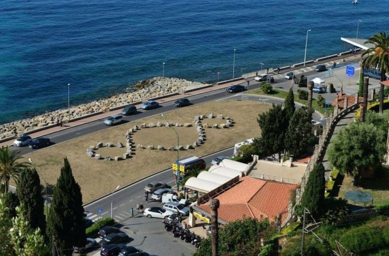 Il Terzo Paradiso di Michelangelo Pistoletto sul confine. Progetto promosso dal Comune di Ventimiglia con il Dipartimento Educazione Castello di Rivoli, l’associazione Pigna Mon Amour e la Rete delle Ambasciate del Terzo Paradiso, Ventimiglia 2017