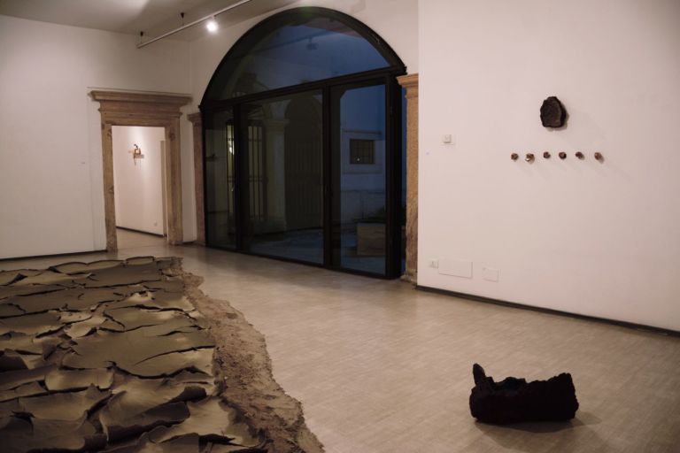 Ehsan Shayegh, Non c'è più orizzonte, 2020, argilla, sabbia, pietra lavica e smalto (installazione site specific)