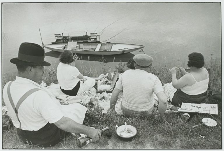 Henri Cartier-Bresson, Dimanche sur les bords de Seine, France, 1938, épreuve gélatino-argentique de 1973 © Fondation Henri Cartier-Bresson / Magnum Photos