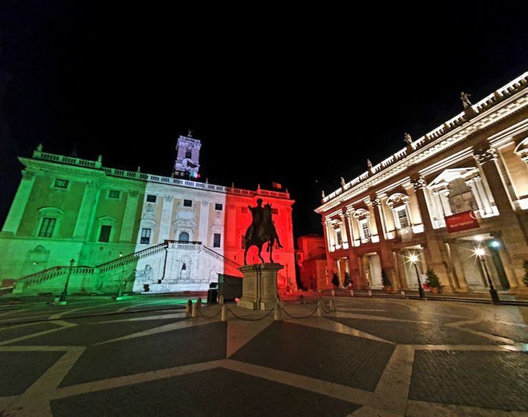 I monumenti di Roma e le proiezioni tricolori.