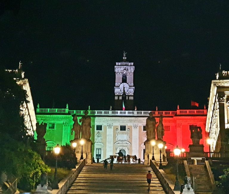 I monumenti di Roma e le proiezioni tricolori.