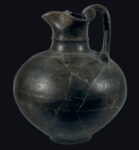 Brocca per vino (oinochoe) in bucchero Necropoli di Madonna delle Grazie, t. 28, VI secolo a.C. © Ministero per i beni e le attività culturali e per il turismo / Parco Archeologico di Pompei