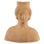 Busto femminile con copricapo (polos) Località Privati, santuario, IV-III secolo a.C. © Ministero per i beni e le attività culturali e per il turismo / Parco Archeologico di Pompei