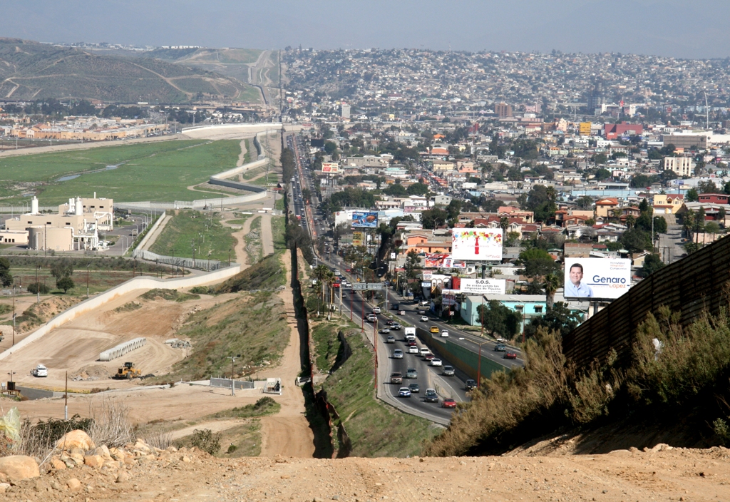Il muro di confine: Tijuana, Messico, a destra, e San Diego, Usa, a sinistra. www.ngb.army.mil