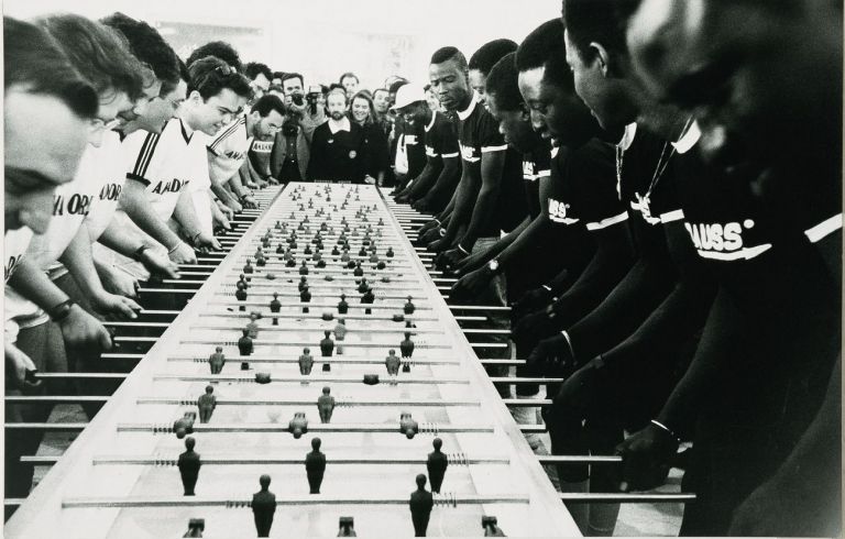 Maurizio Cattelan, Cesena 47-A.C. Forniture Sud 12 (2° tempo), 1991, stampa fotografica su alluminio, 125x195 cm. Collezione Sandretto Re Rebaudengo, Torino