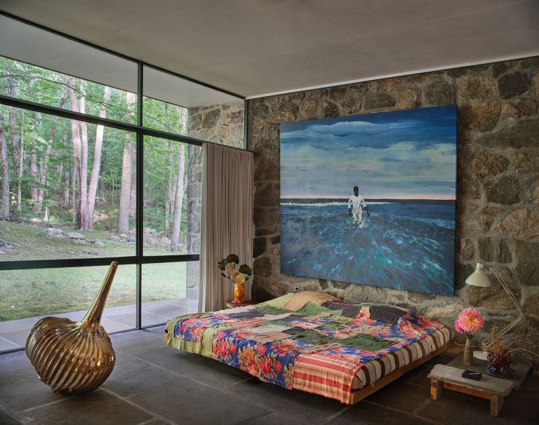 Una camera da letto della Noyes House. Alla parete, Wade in the water II dell'artista brasiliano Antonio Obá. Photo Michael Biondo