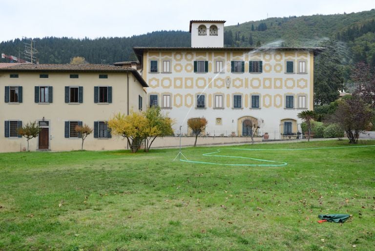 Giovanni Termini, Sulla circonferenza, 2020, irrigatore, acqua e ombrello da pastore, installazione. Photo Michele Alberto Sereni