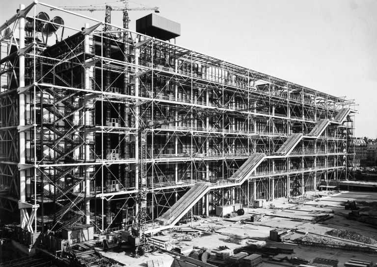 Centre Georges Pompidou, l'edificio in costruzione, 1976. Photo Bernard Vincent © Fondazione Renzo Piano © Rogers Stirk Harbour + Partners