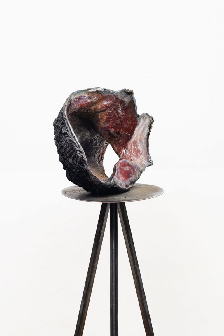 Cleo Fariselli, Senza titolo (fianco), 2019, ceramica Raku, cm 56x39x30. Photo Silvia Mangosio e Luca Vianello