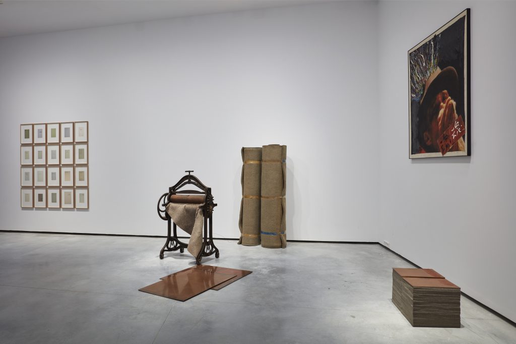 A sinistra, Joseph Beuys, Angelus, 1977. A destra, Nam June Paik, Beuys II, 1989. © Joaquín Cortés / Helga de Alvear Museum