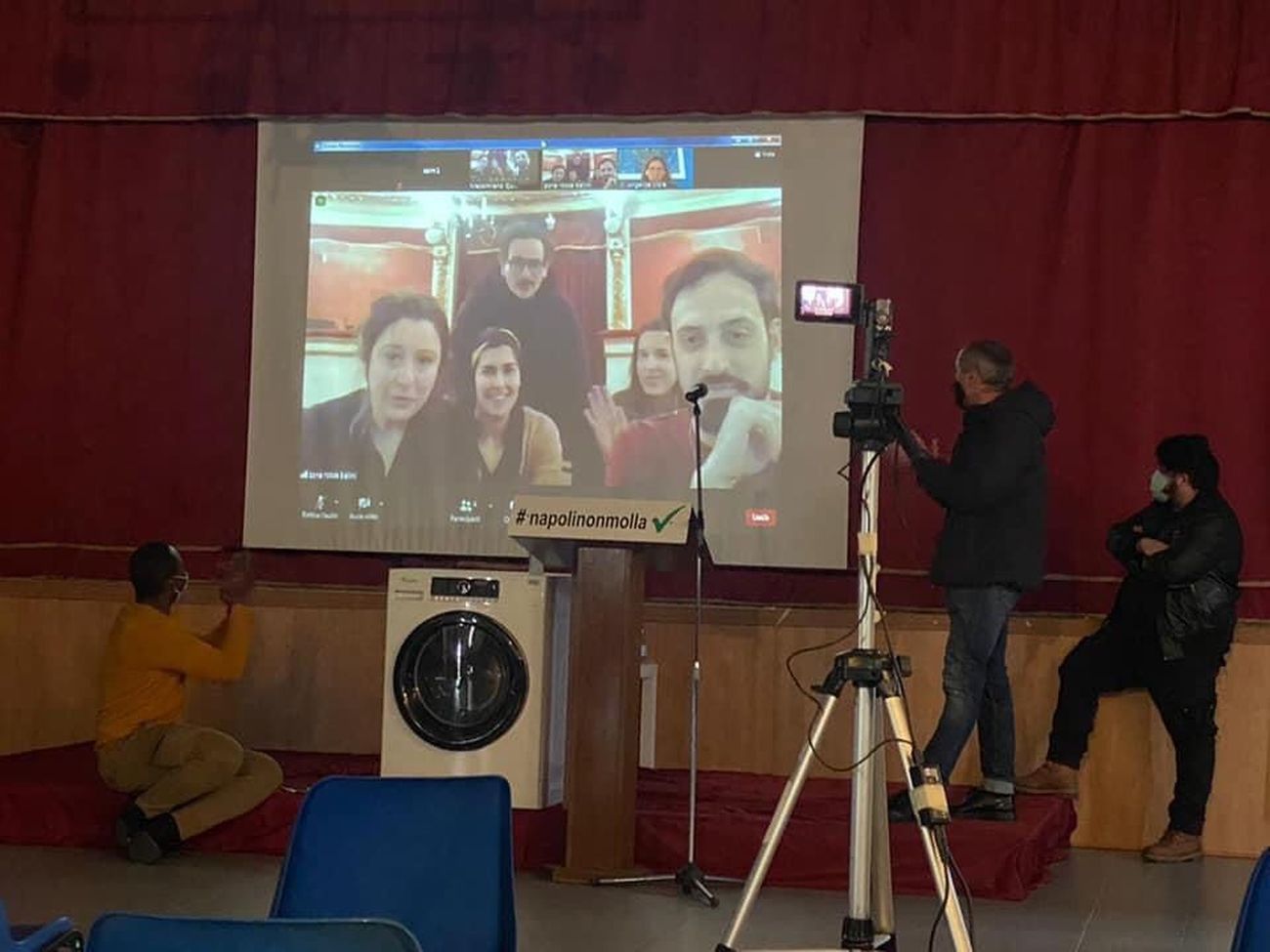 Incontro tra la Zona Rossa e i lavoratori della Whirlpool. Teatro Bellini, Napoli