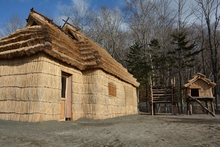 Uno scorcio di un antico villaggio Ainu ricostruito