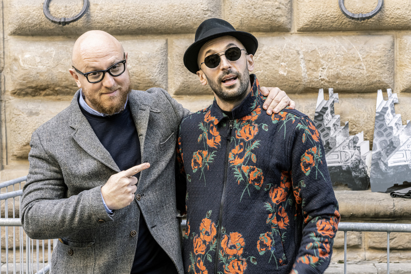 Arturo Galansino e JR davanti a Palazzo Strozzi. Photo Ela Bialkowska, OKNOstudio