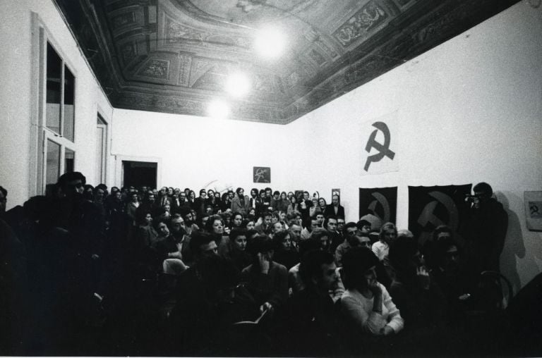 Enzo Mari. Falce e martello. Dibattito, serata dell’inaugurazione, 9 aprile 1973, Galleria Milano. Photo di Alberto Gnesutta. Courtesy Galleria Milano, Milano