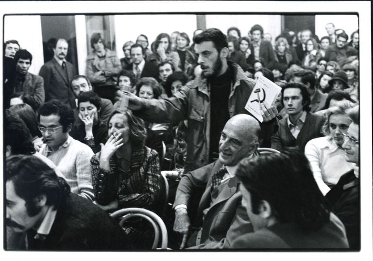 Enzo Mari. Falce e martello. Domande del pubblico, serata dell’inaugurazione, 9 aprile 1973, Galleria Milano. Photo di Arno Hammacher. Courtesy Galleria Milano, Milano