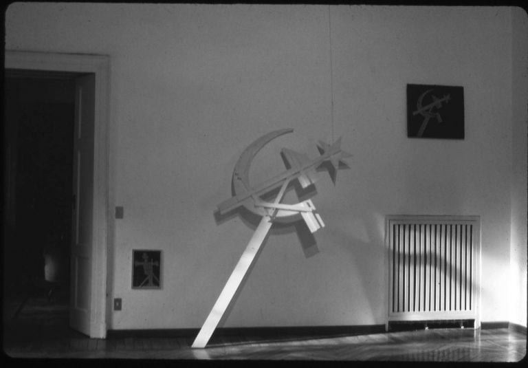 Enzo Mari. Falce e martello. Exhibition view at Galleria Milano, Milano, 9 aprile 1973. Photo Carla Pellegrini. Courtesy Galleria Milano, Milano