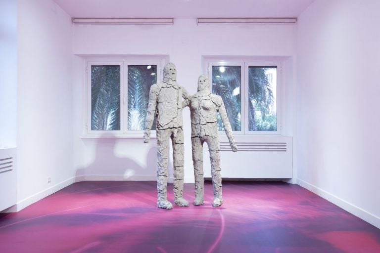 Mattia Pajè, Ciao, 2019, argilla rossa Sansepolcro, ferro, 108x172x50 cm. Courtesy l’artista & Fondazione smART. Photo Francesco Basileo