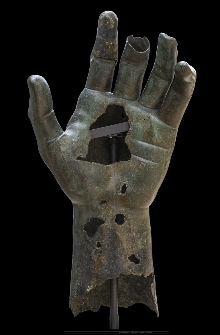 Mano del Colosso bronzeo di Costantino ©Musei Capitolini, foto di Zeno Colantoni