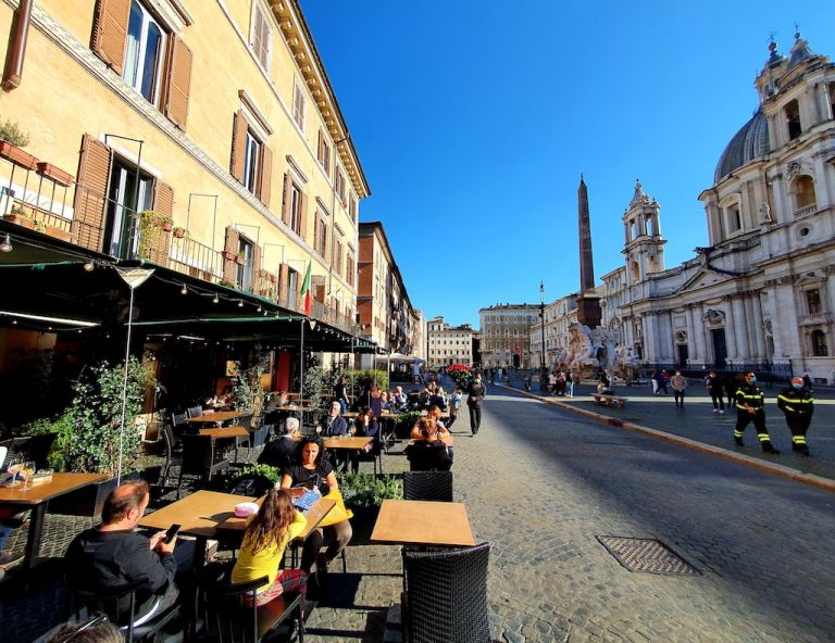 Il ristorante rosa a Roma. Gianni Politi a Piazza Navona, gli esterni