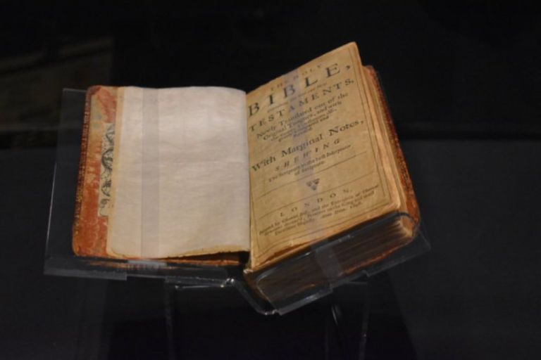 La Bibbia che appartenne a William Penn. Photo Jack Tomczuk