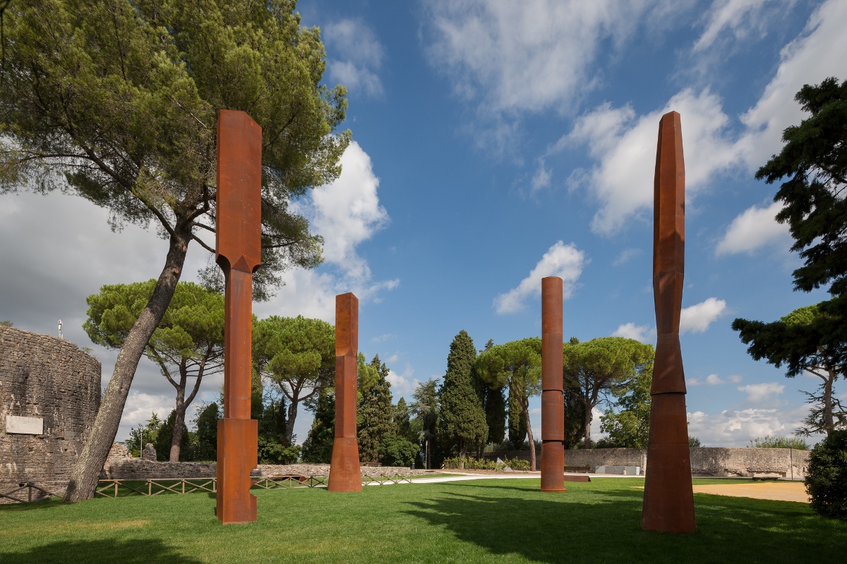 Beverly Pepper, Todi Columns, 1979 – 2019 Parco di Beverly Pepper, Todi (foto George Tatge)