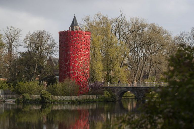 Nnenna Okore, And the World Keeps Turning, 2021. Triennale Brugge 2021 © Stad Brugge Matthias Desmet