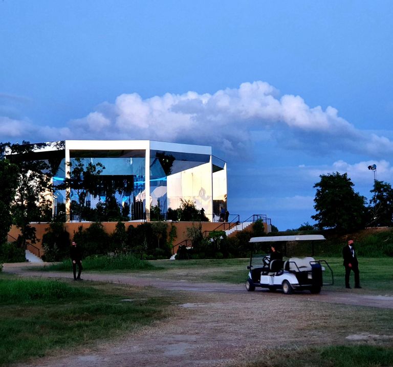 La sfilata di Yves Saint Laurent nell'installazione di Doug Aitken