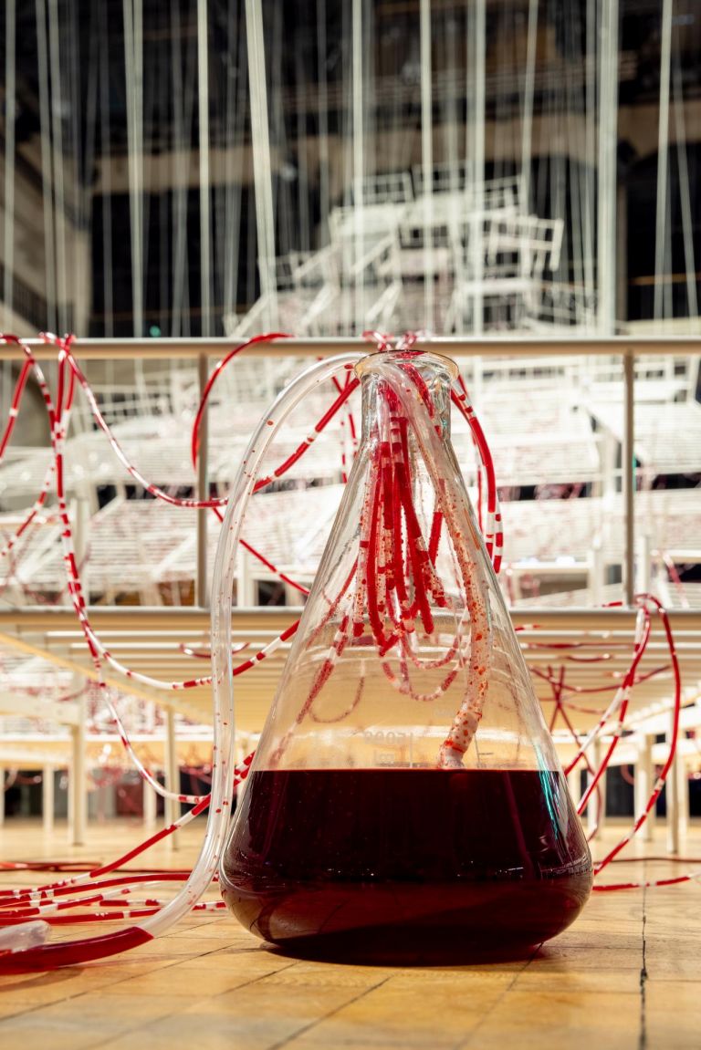 Dettaglio dell'installazione © Chiharu Shiota. Connected to Life, VG Bild-Kunst, Bonn, 2021 Photo: ZKM | Center for Art and Media Karlsruhe, Felix Grünschloß