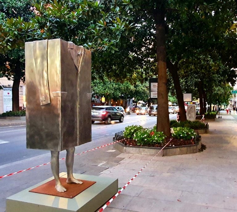 Le sculture di Erwin Wurm in Via Veneto a Roma