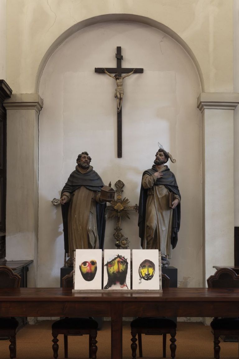 Alessandro Pessoli, Teste Cristiane Trittico, 2018. Installation view at Chiostri di Sant’Eustorgio (Sacrestia), Milano 2021. Photo Andrea Rossetti