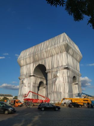 A Parigi “impacchettato” L’Arco Di Trionfo, Opera Postuma Di Christo