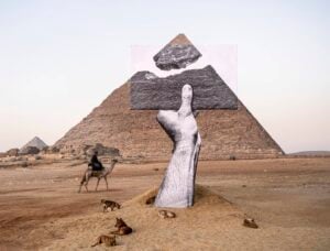 Monumentali installazioni di arte contemporanea al cospetto delle piramidi di Giza
