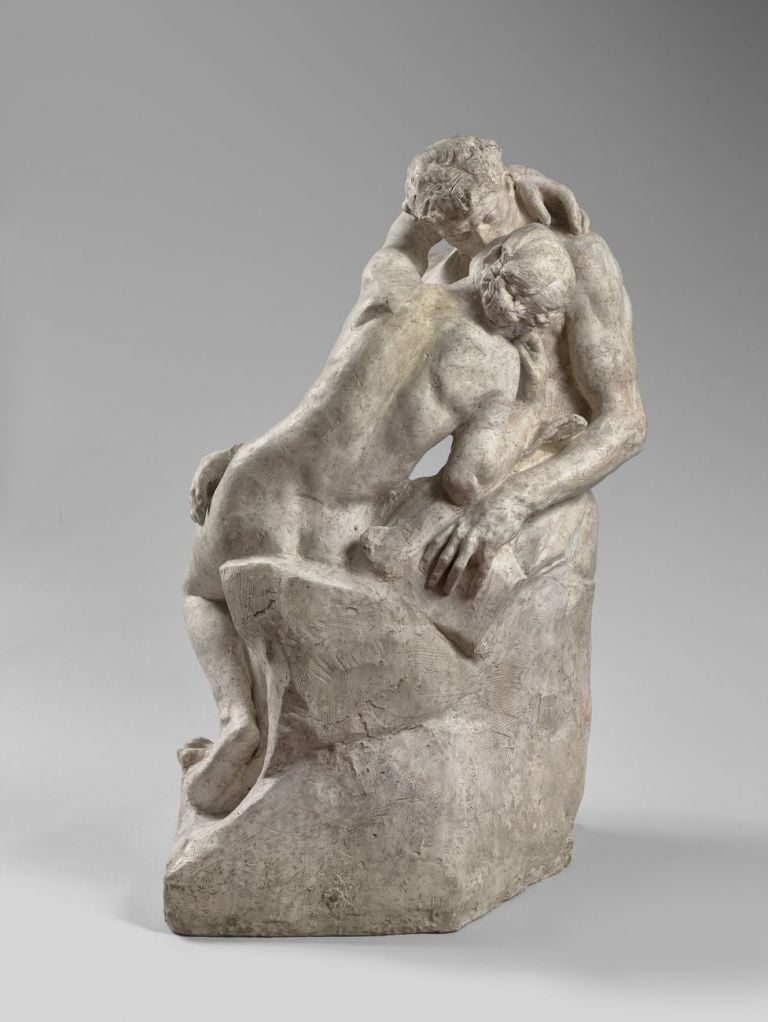 Auguste Rodin, Le Baiser, 1885 ca., gesso patinato, 86 x 51,5 x 55,5 cm. Musée Rodin, Parigi © musée Rodin – photo Hervé Lewandowski